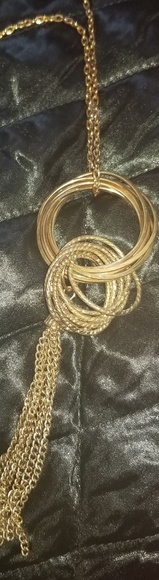 Gold rings and tassel accessory necklace - Picture 2 of 2
